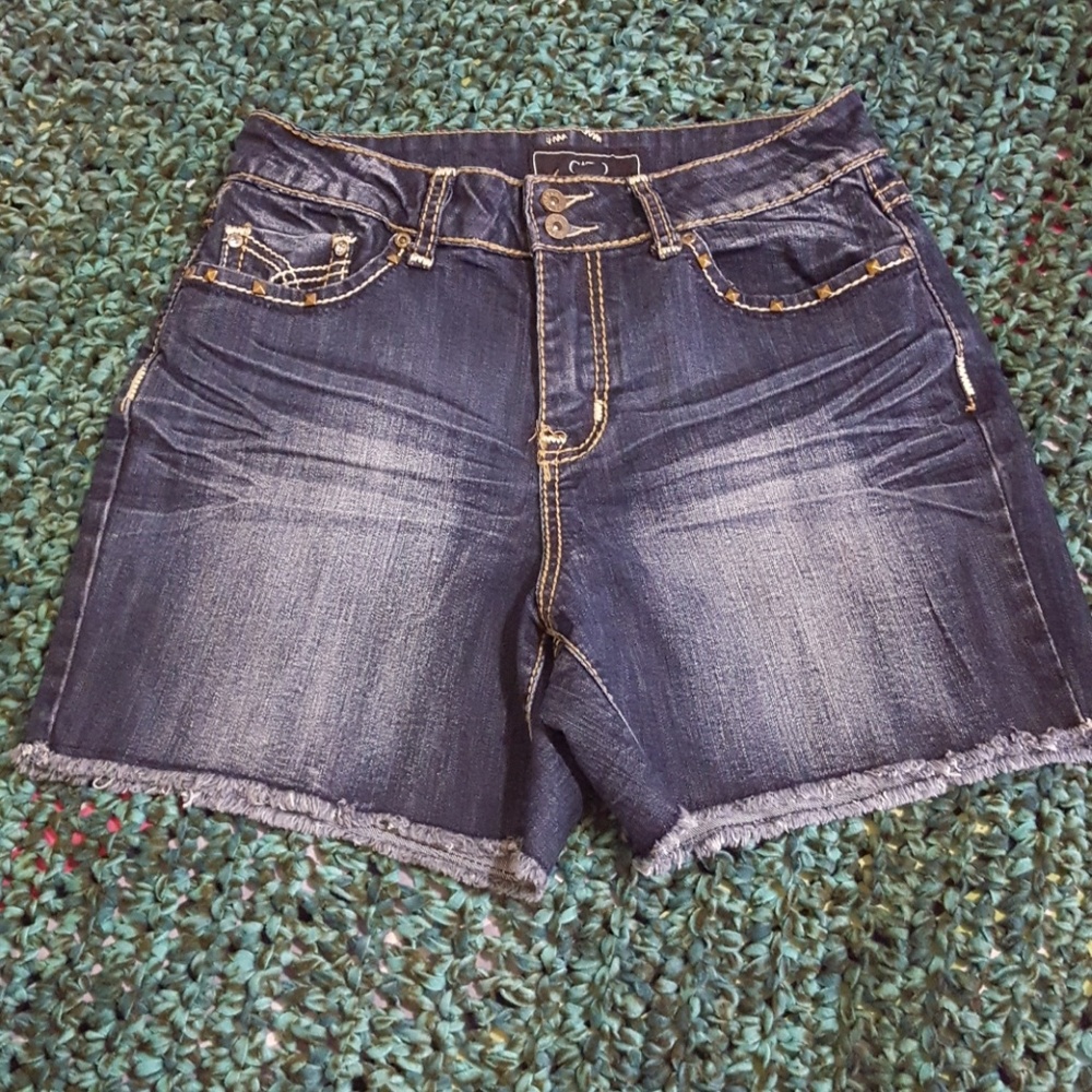 Shorts - Picture 2 of 4